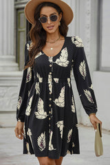 Bedrucktes Kleid mit Knöpfen und Schlitz und langen Ärmeln