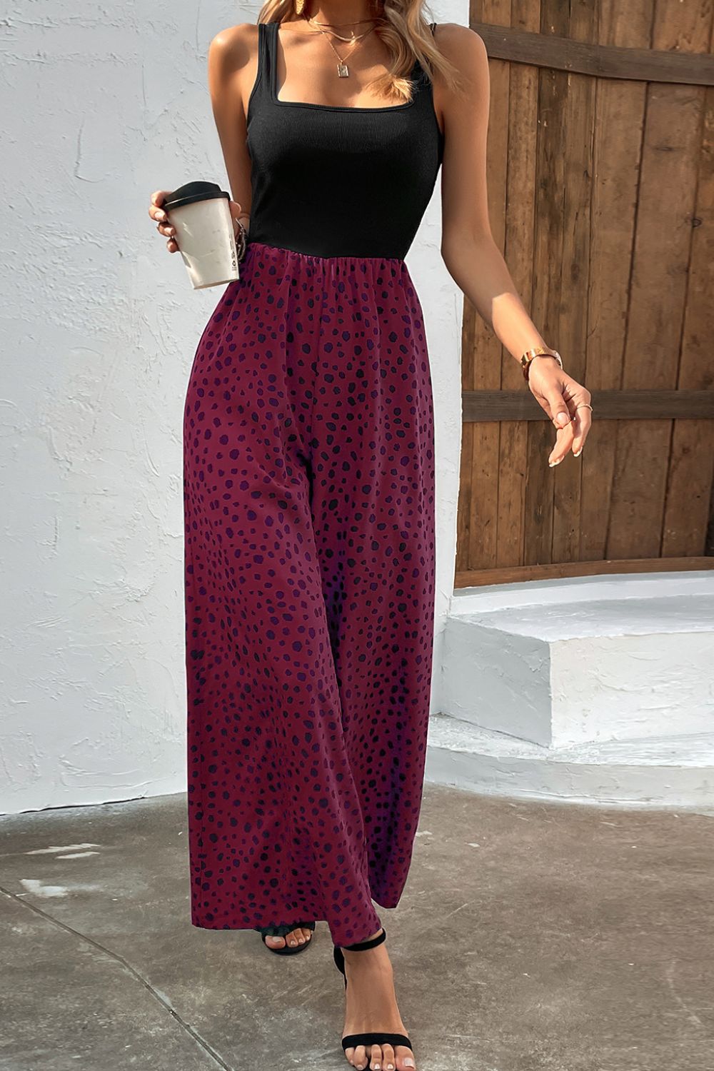 Zweifarbiger Jumpsuit mit eckigem Ausschnitt und weitem Bein