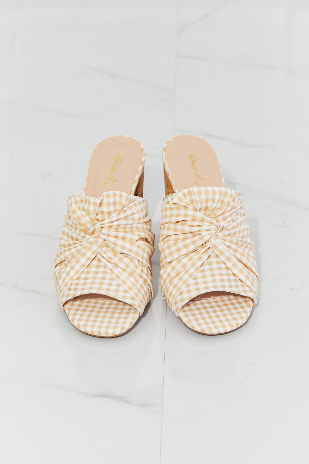 Qupid – Freshly Picked – Pantoletten mit verdrehtem Peeptoe und Blockabsatz