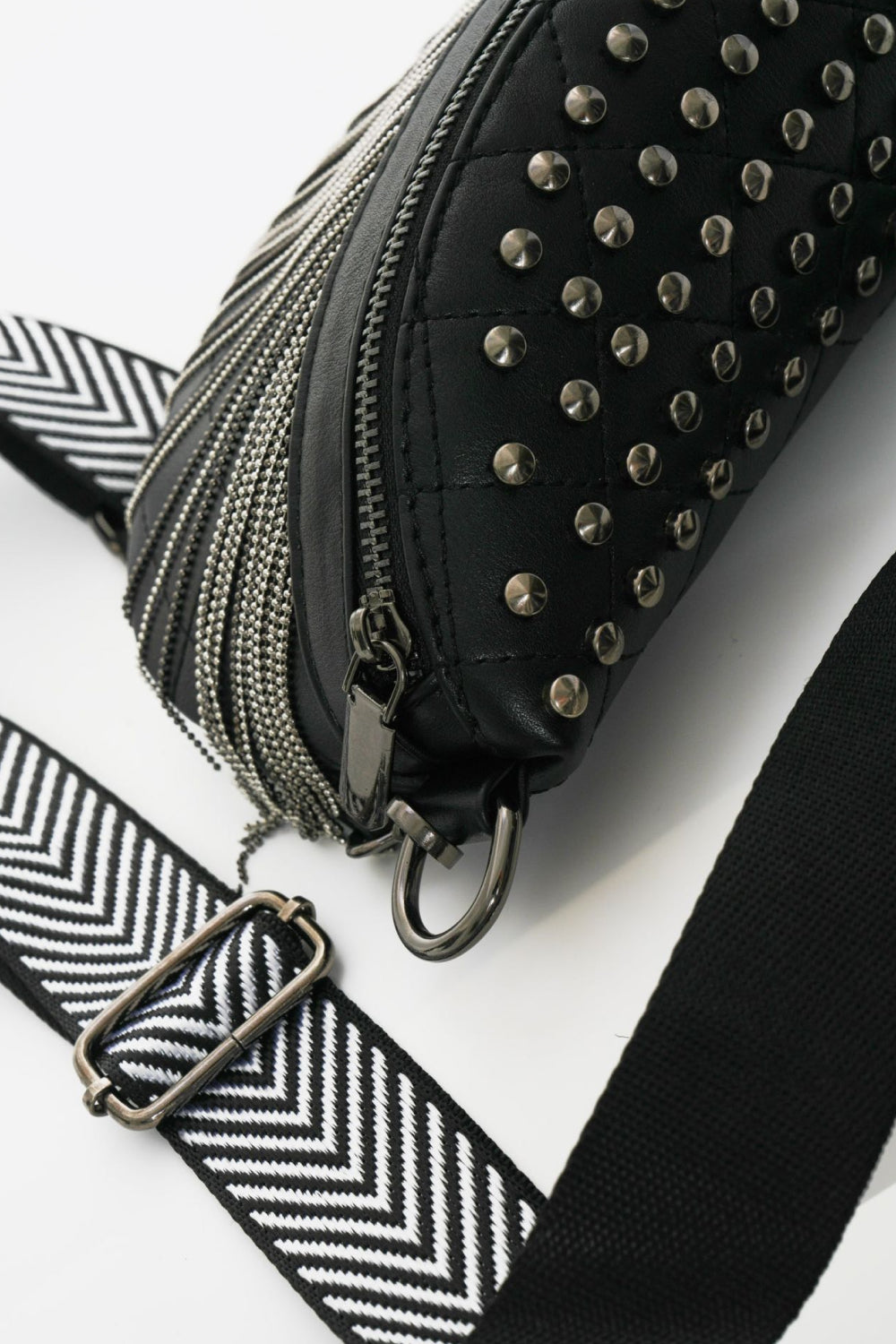 Schultertasche aus PU-Leder mit Nieten und Fransen