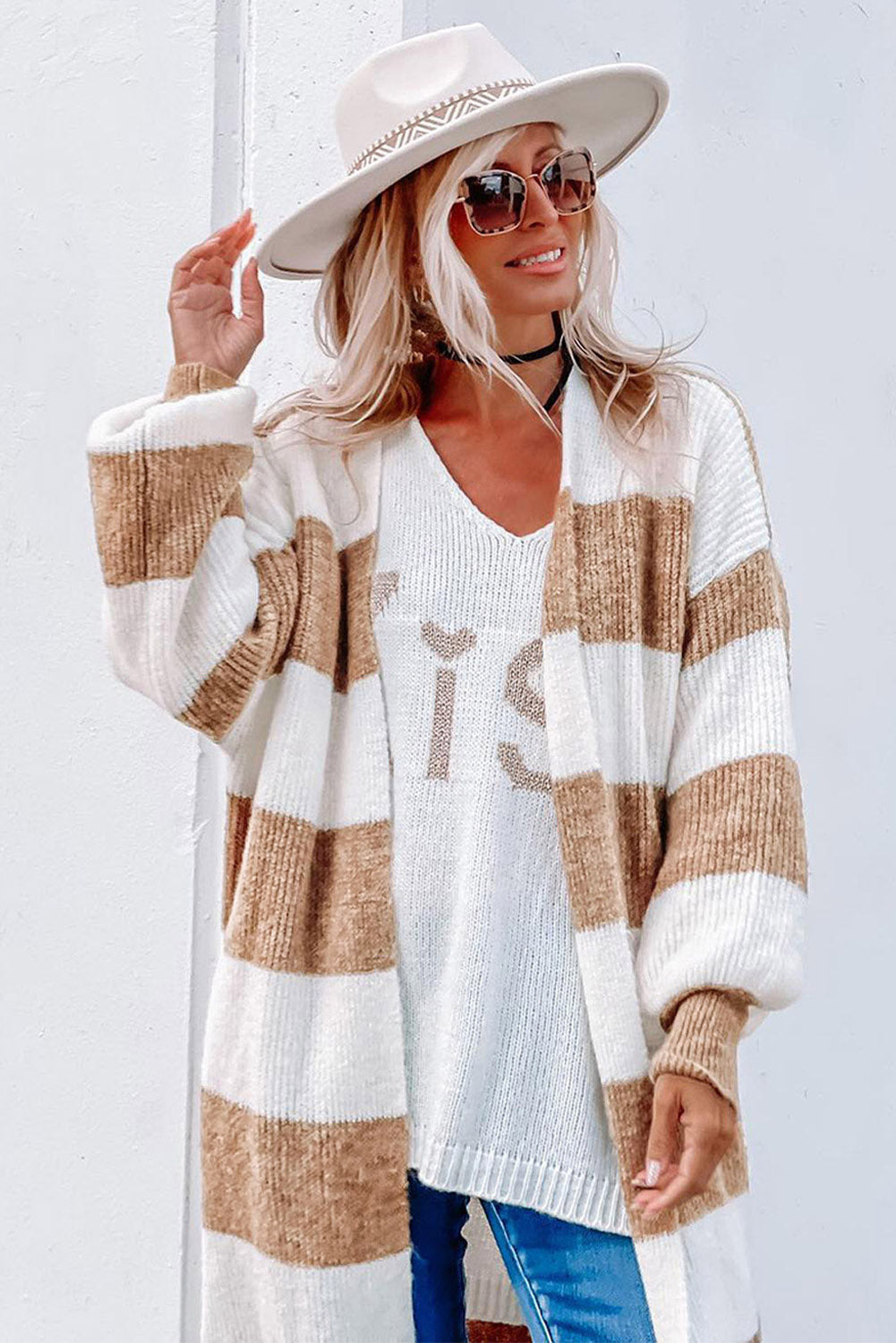 Khakifarbene, gestreifte Strickjacke mit Rippenmuster und Ballonärmeln