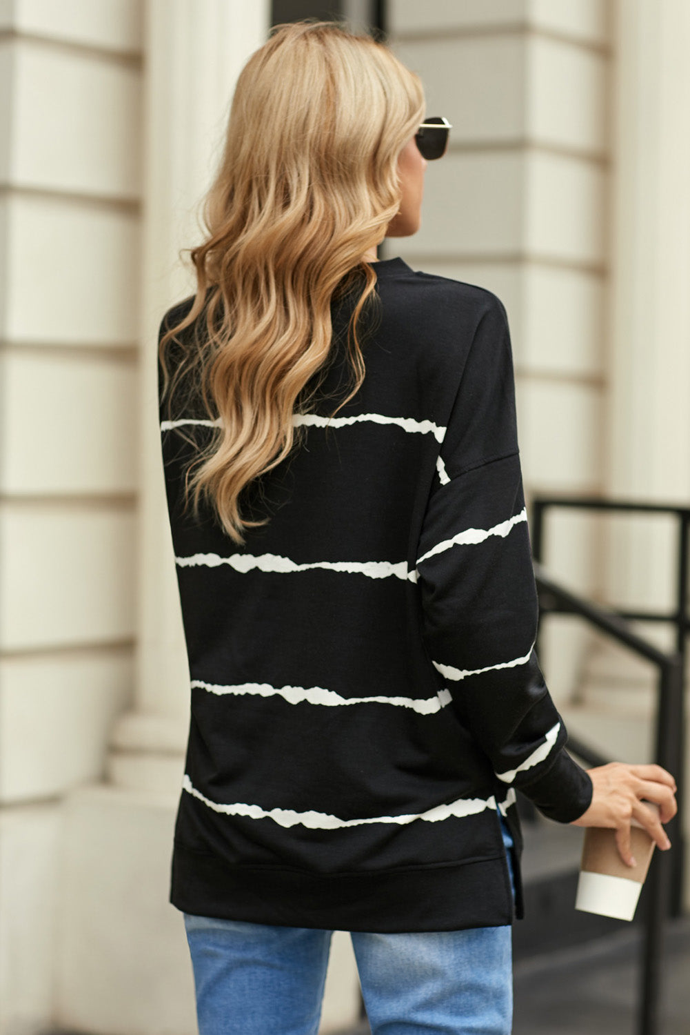 Gestreiftes Sweatshirt mit Rundhalsausschnitt und seitlichem Schlitz