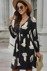 Bedrucktes Kleid mit Knöpfen und Schlitz und langen Ärmeln