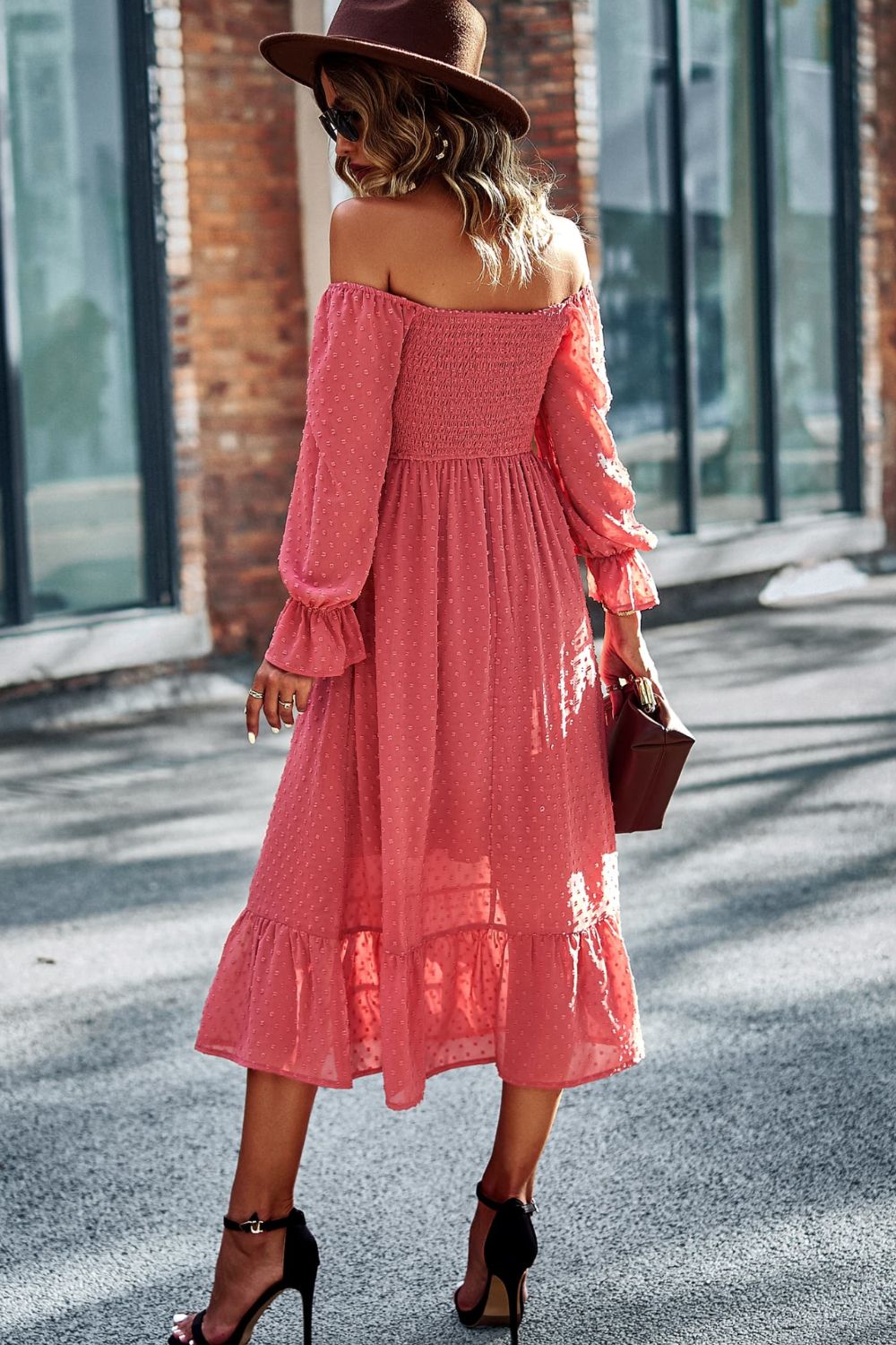 Robe à pois suisses à col carré et smocks