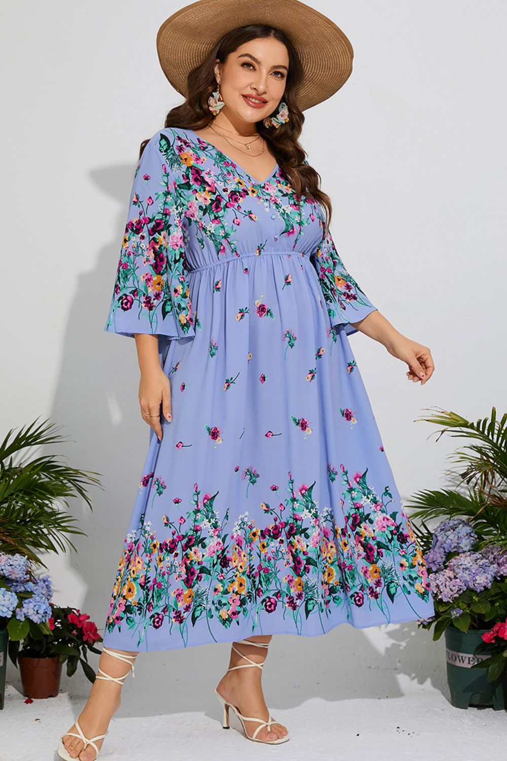Robe mi-longue fleurie grande taille à col en V et manches trois-quarts