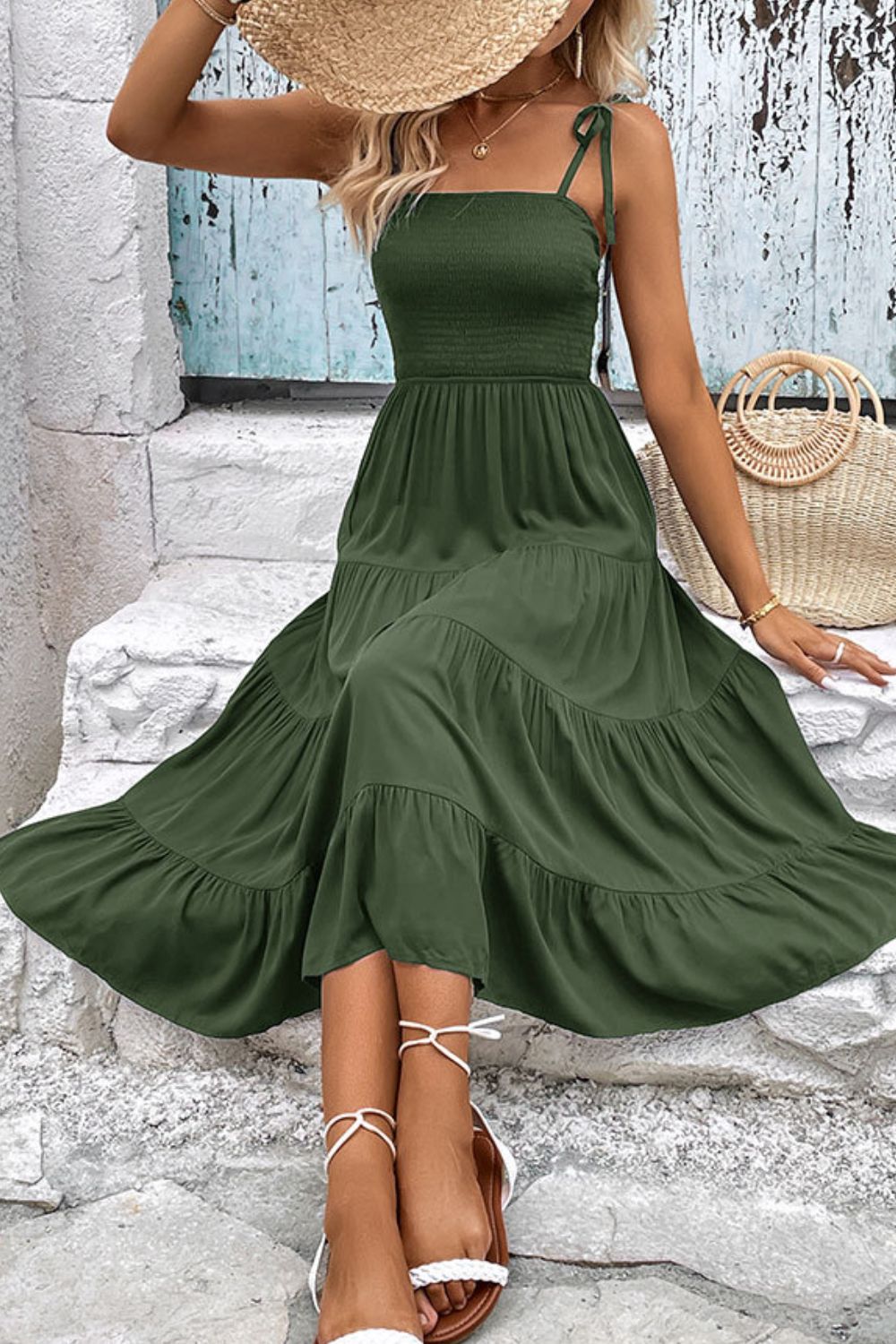 Robe mi-longue à volants et épaules nouées