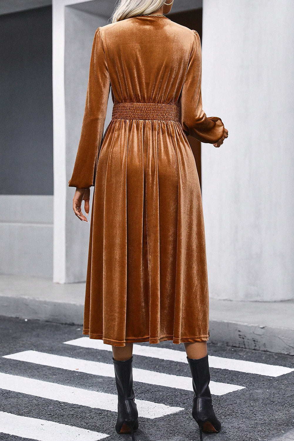 Robe mi-longue en velours camel à col en V et taille haute froncée