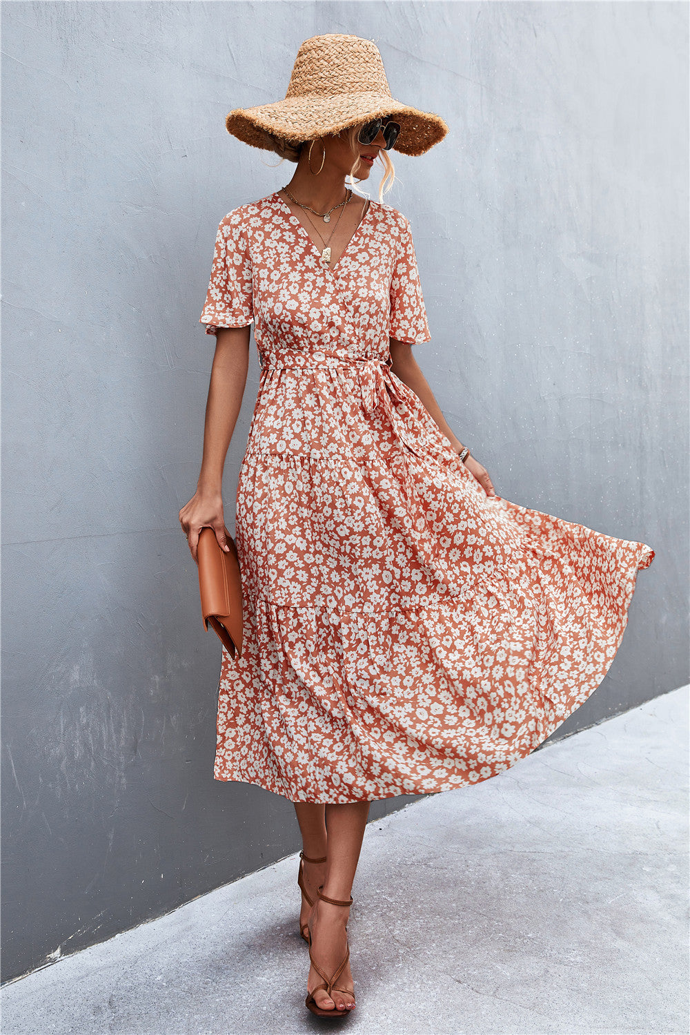 Robe imprimée à col en V et manches flottantes avec ceinture