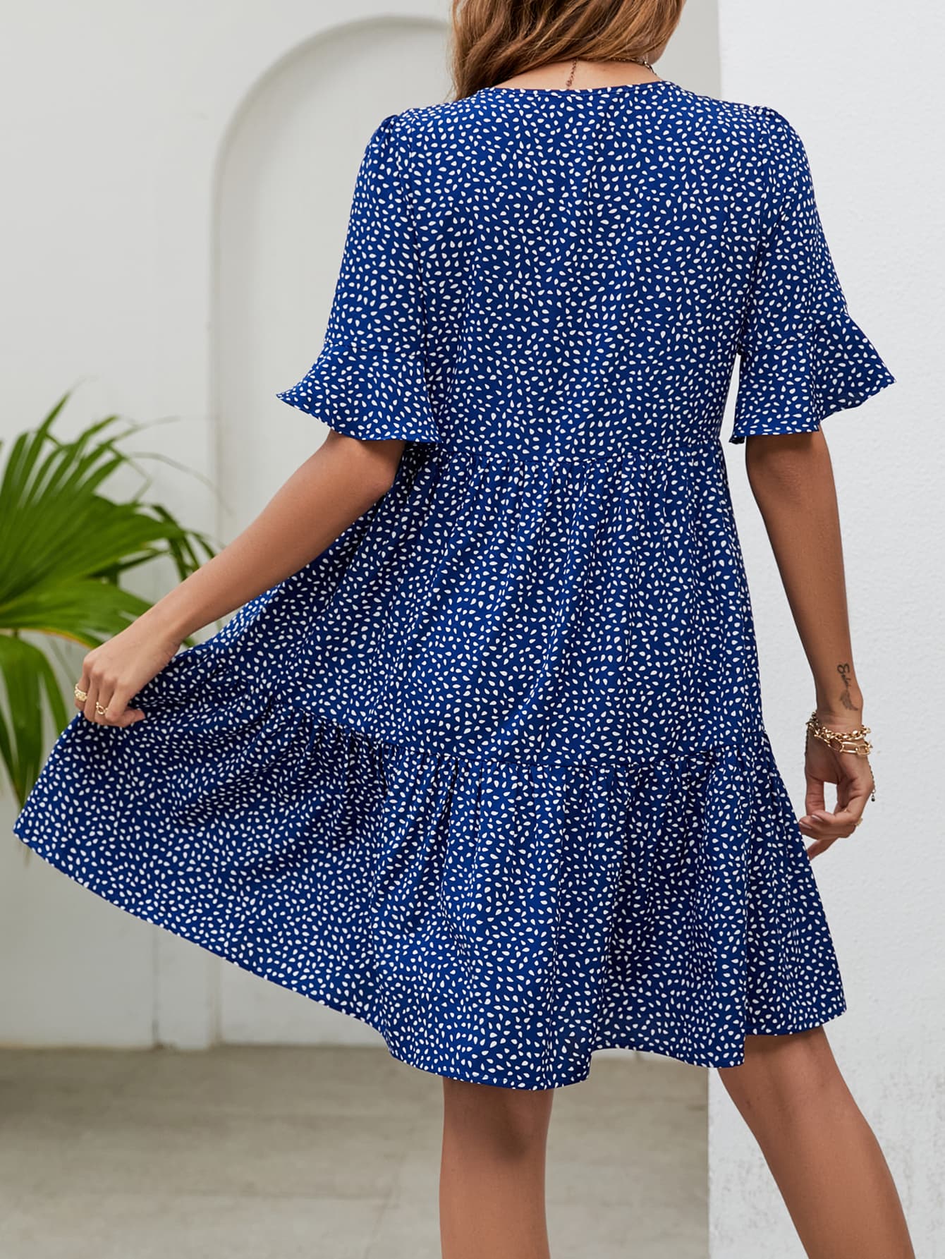 Robe imprimée à col en V et longueur genou