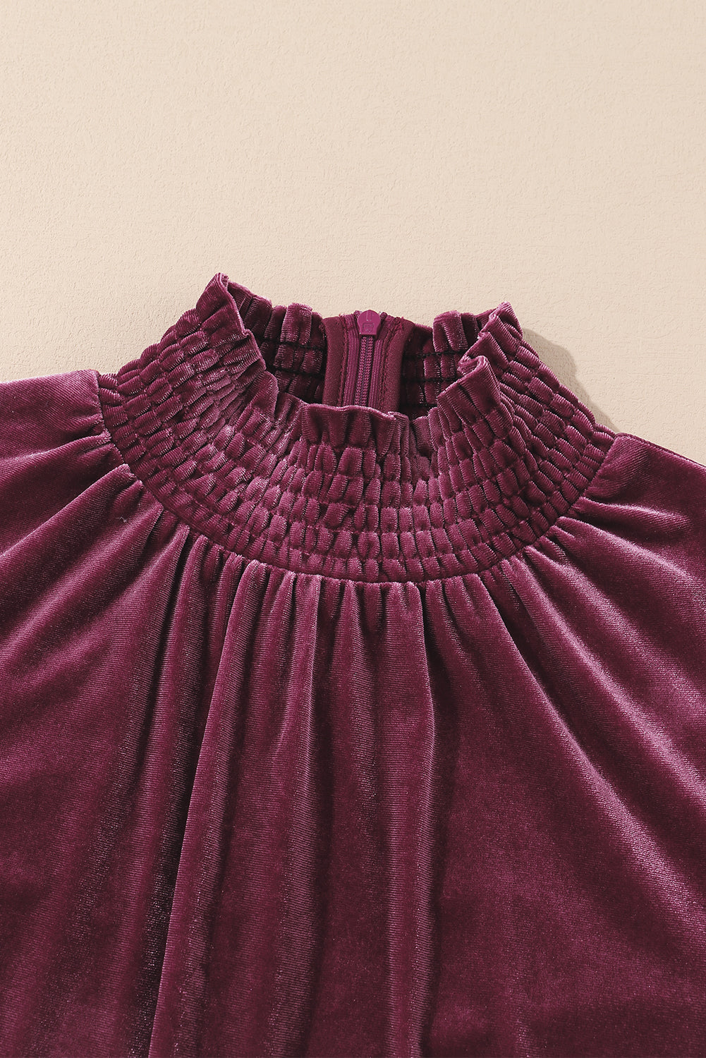 Robe en velours bordeaux à col montant et manches volantées