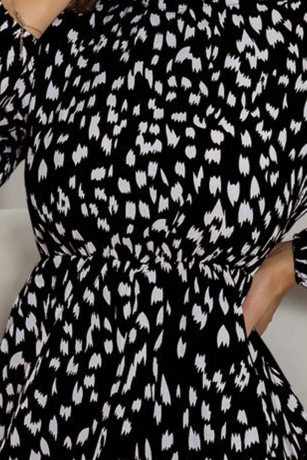 Robe imprimée à manches longues et col à volants