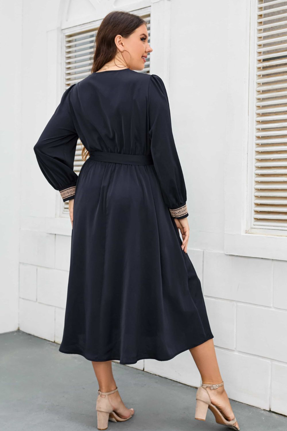 Robe mi-longue contrastée à taille nouée grande taille