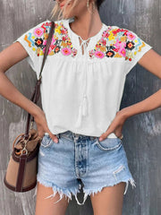Chemise à manches chauve-souris avec col noué et pompons brodés 