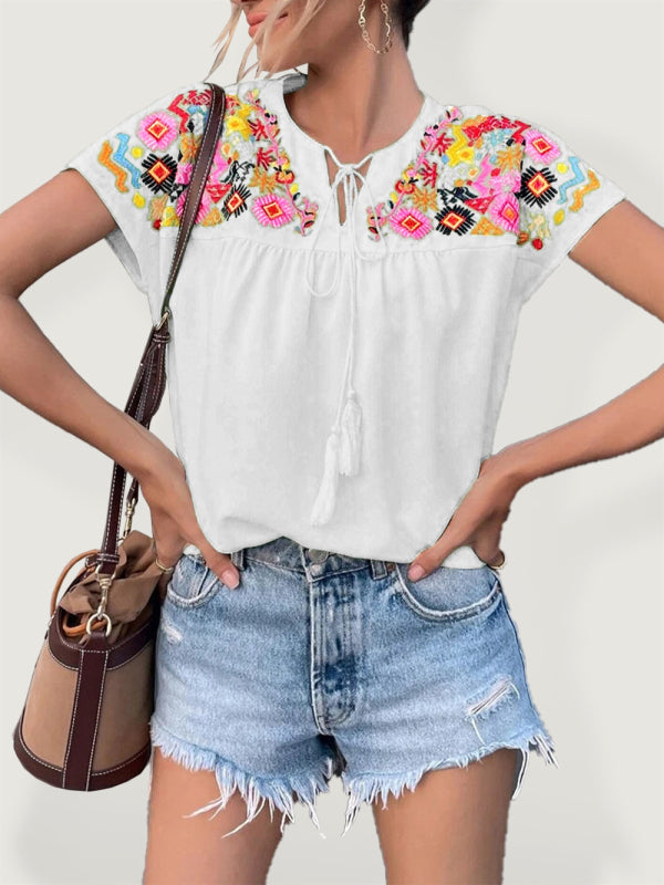 Chemise à manches chauve-souris avec col noué et pompons brodés 