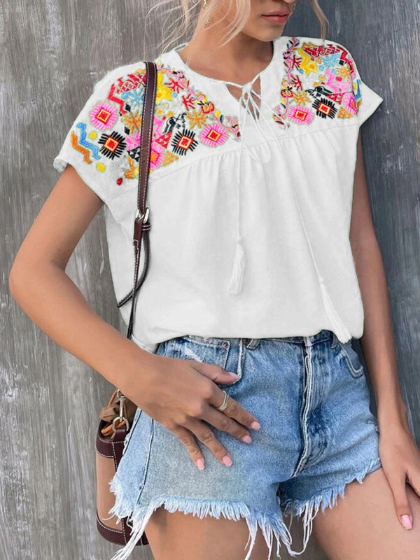 Chemise à manches chauve-souris avec col noué et pompons brodés 