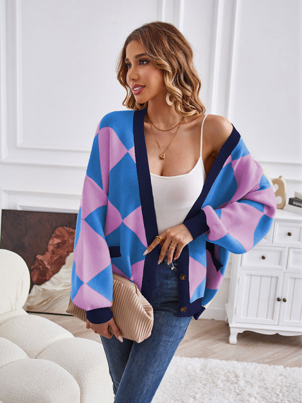 Lässige, lockere Strickjacke mit geometrischem Muster und V-Ausschnitt 