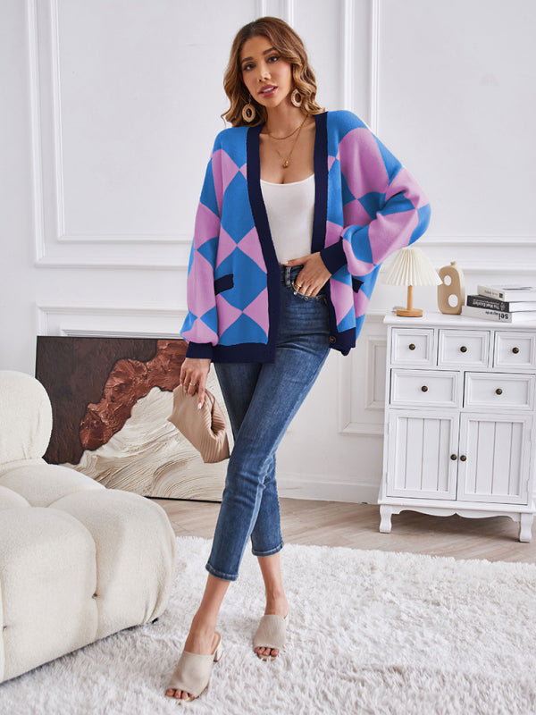 Lässige, lockere Strickjacke mit geometrischem Muster und V-Ausschnitt 