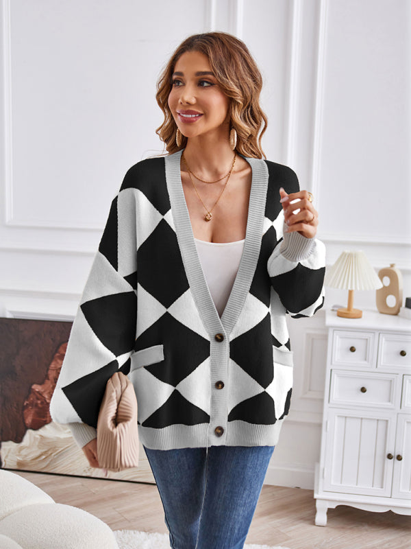 Lässige, lockere Strickjacke mit geometrischem Muster und V-Ausschnitt 