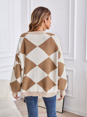 Lässige, lockere Strickjacke mit geometrischem Muster und V-Ausschnitt 