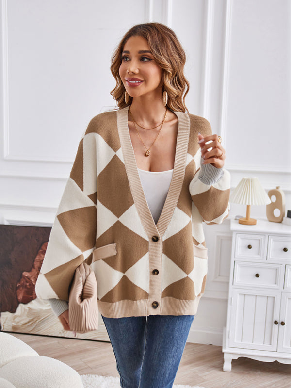 Lässige, lockere Strickjacke mit geometrischem Muster und V-Ausschnitt 