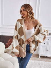 Lässige, lockere Strickjacke mit geometrischem Muster und V-Ausschnitt 