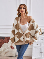 Lässige, lockere Strickjacke mit geometrischem Muster und V-Ausschnitt 
