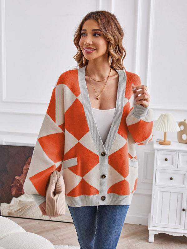 Lässige, lockere Strickjacke mit geometrischem Muster und V-Ausschnitt 