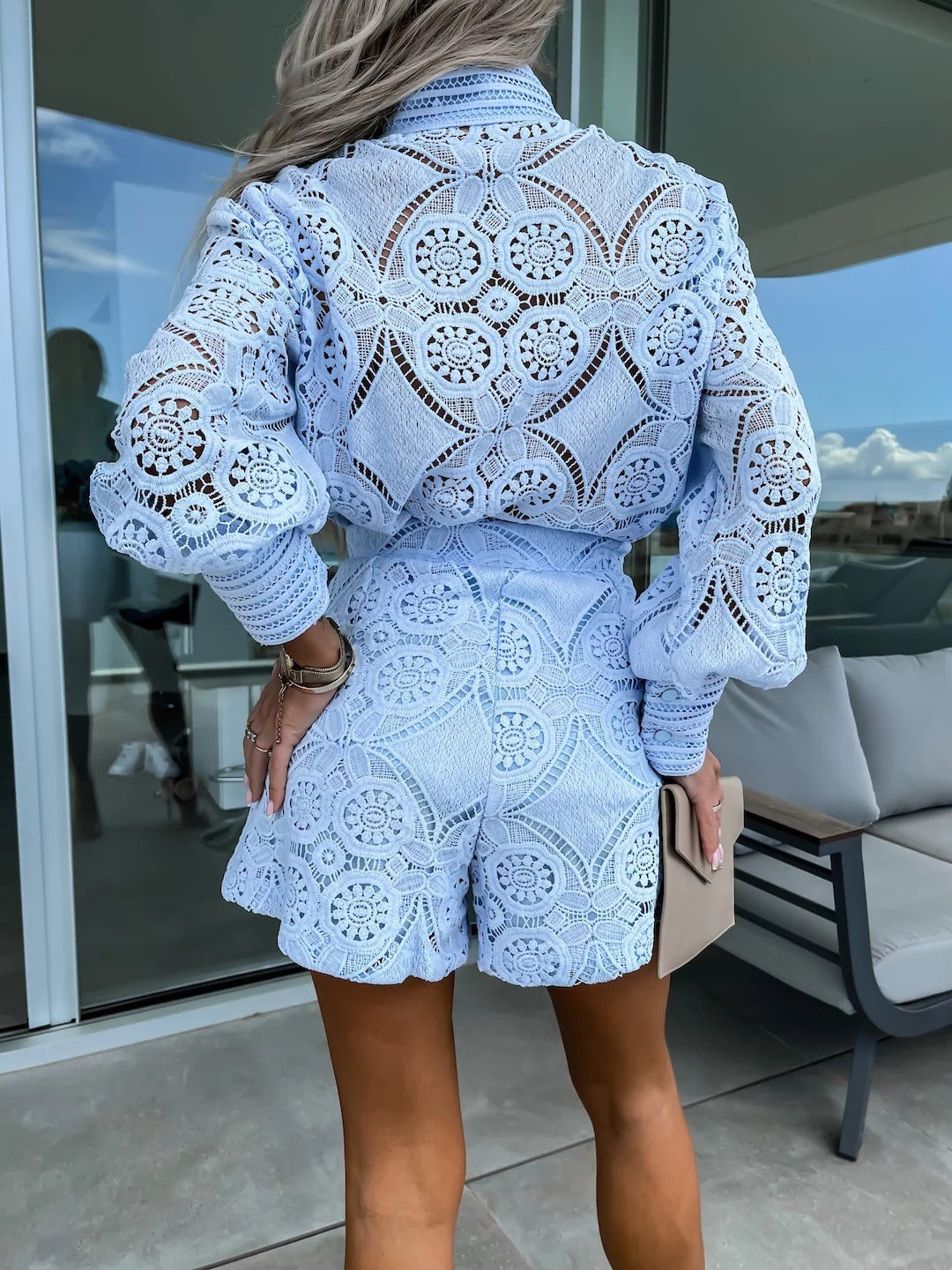 Tragen Sie ein zweiteiliges Set mit ausgehöhlten, einfarbigen Hemden und langen Ärmeln sowie Shorts